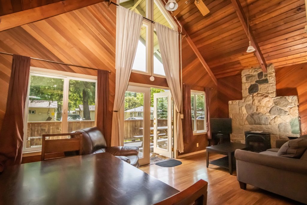 FORESTVIEW CABIN sleeps 8 Cultus Lake Park